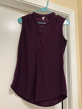 Sleeveless 3-Button Front Blouse in Deep Plum